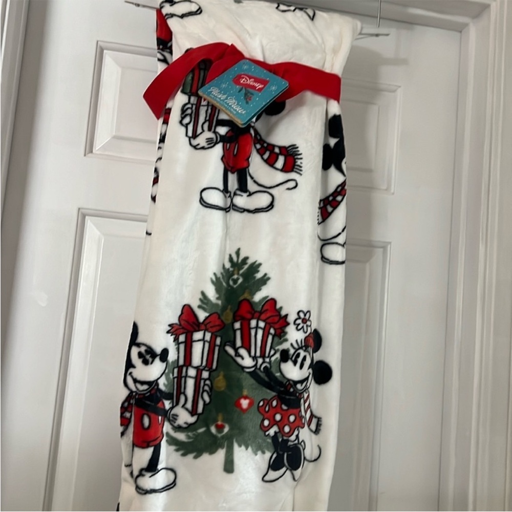 NWT Christmas Disney Mickey & Minnie Mouse Plush Throw